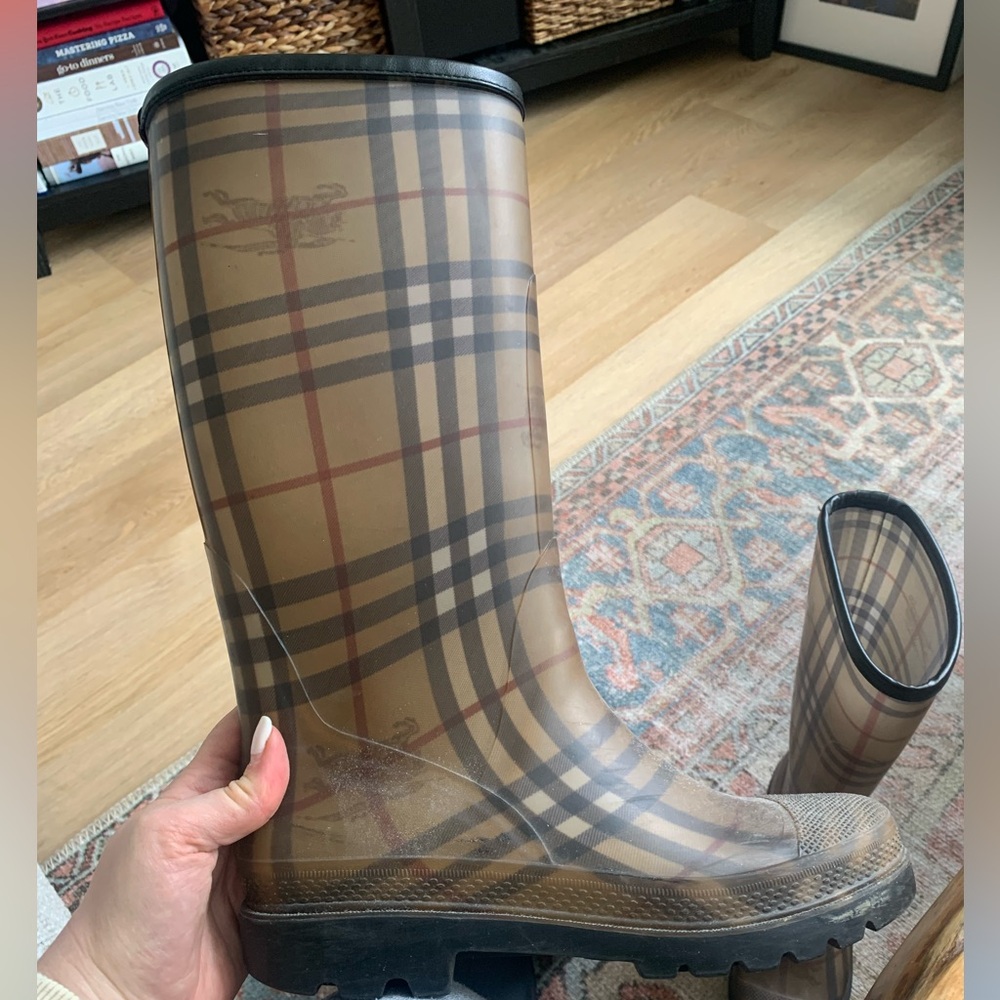 Burberry rain boots: Women’s size 40 (8/8.5 US fit)
